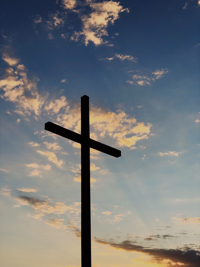 全能的父,创造天地的主 我信我主耶稣基督,上帝的独生子 因圣灵感孕